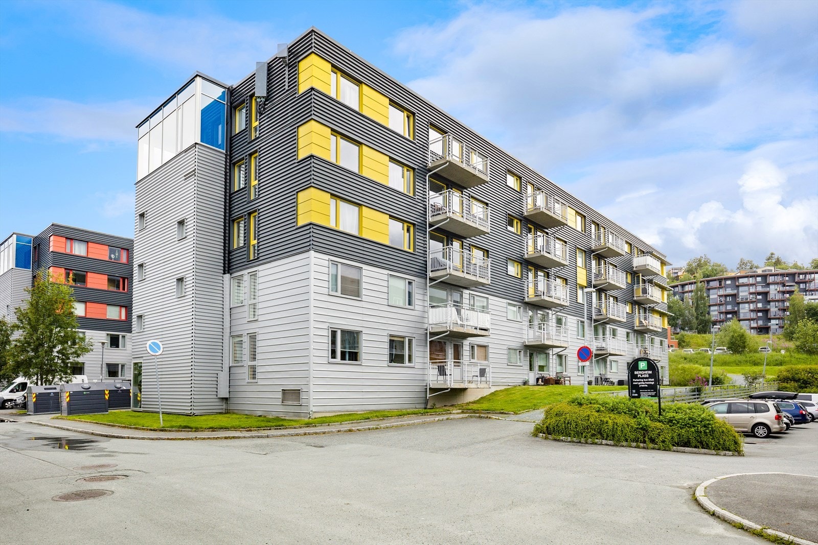 Det er gode parkeringsmuligheter i borettslaget hvor man utenfor kan parkere fritt på felles oppstillingsplass på borettslagets tomt. Det er også mulighet å få tildelt parkeringsplass i parkeringskjeller gjennom forespørsel til borettslaget. Galleribilde