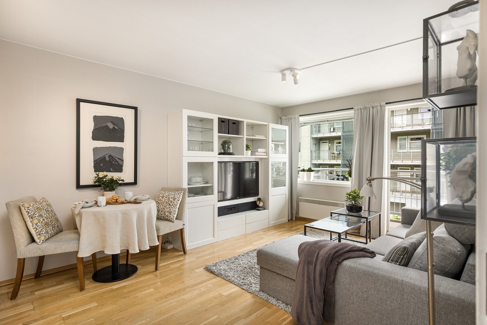 Allrommet inkluderer stue og kjøkken i en åpen løsning på 21 m². Nåværende eier har hatt stor pris på fleksibiliteten og muligheten til å utvide hovedleiligheten med et ekstra soverom dersom behovet endrer seg over tid. Galleribilde