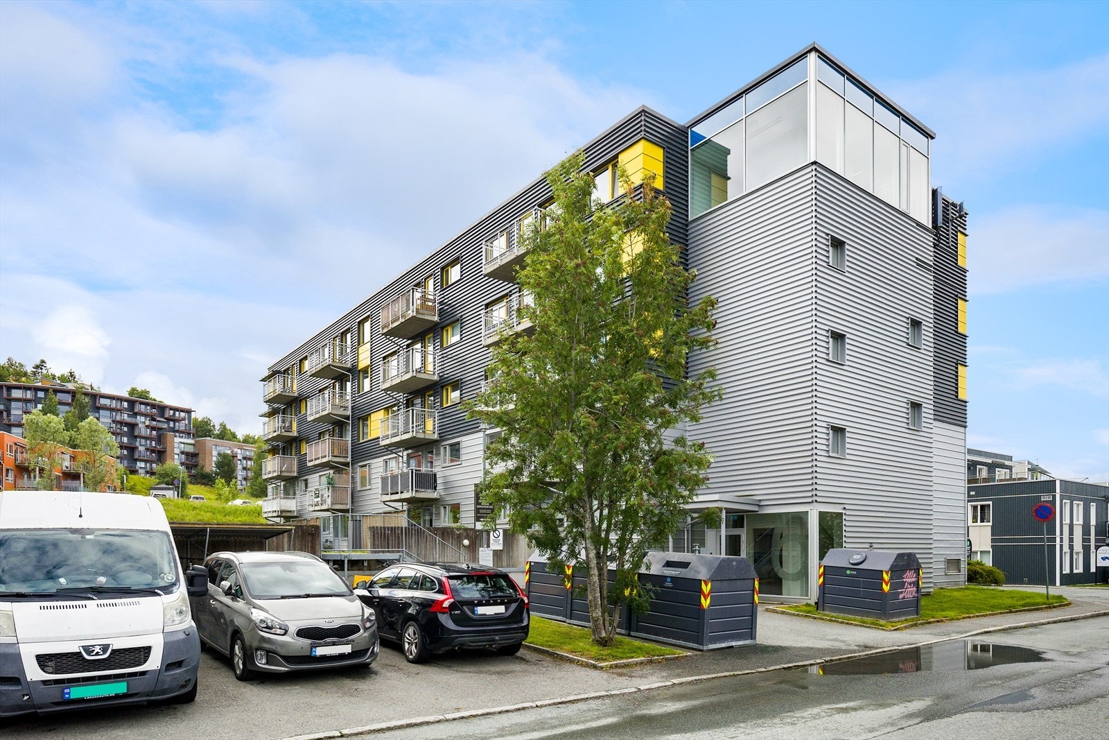 Fra leiligheten er det kort avstand til ulike servicefasiliteter, NTNU Dragvoll, rikt utvalg av dagligvarebutikker, kollektivtransport, 3T treningssenter, Estenstadmarka, apotek, skole og barnehage. Velkommen til visning! Galleribilde