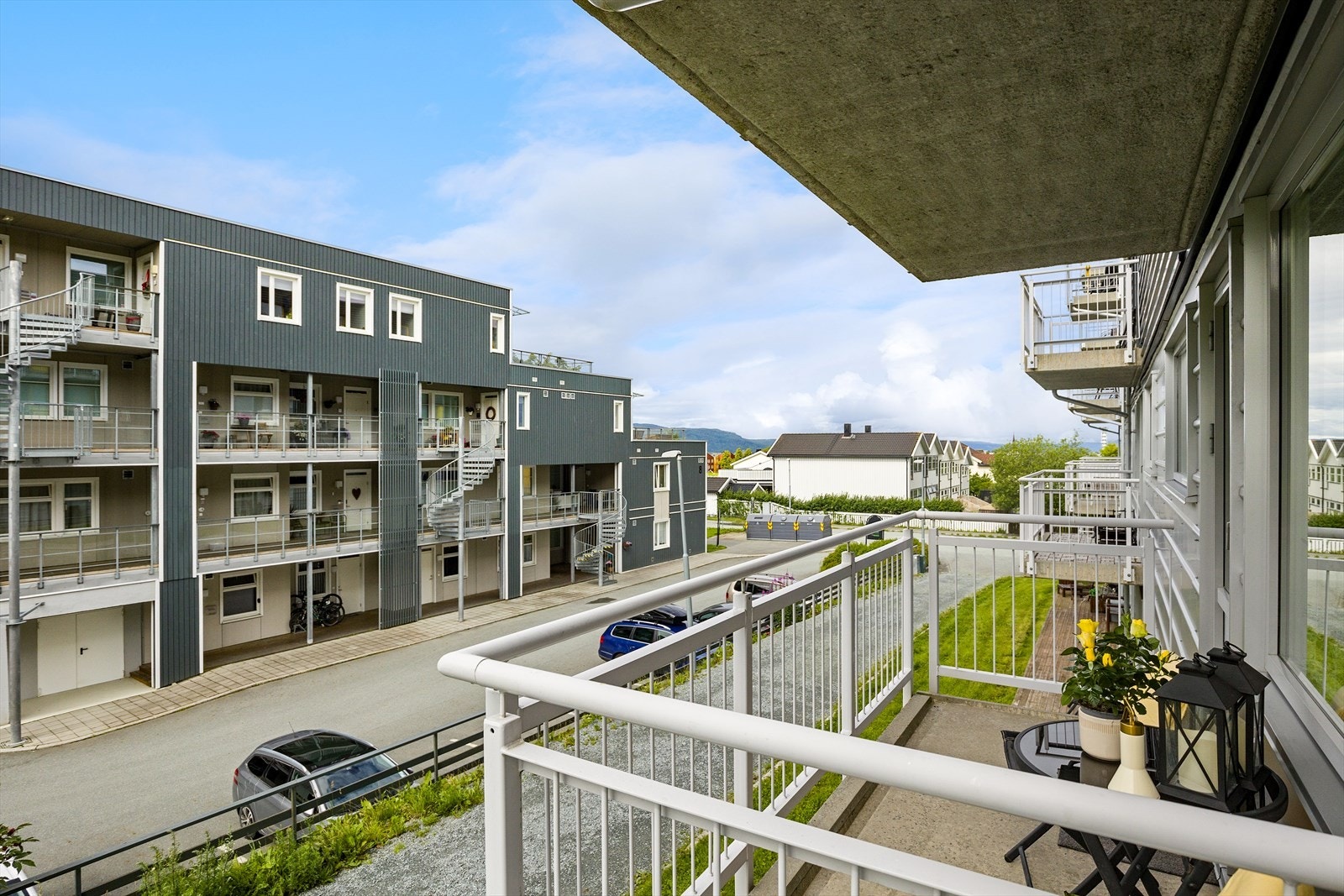 Balkongen legger til rette for en koselig sittegruppe og fungerer som en forlengelse av oppholdsrommet på vår- og sommerhalvåret. Her har man gode solforhold fra tidlig ettermiddag til kveld ifølge selger, så her kan varme sommerkvelder utnyttes. Galleribilde