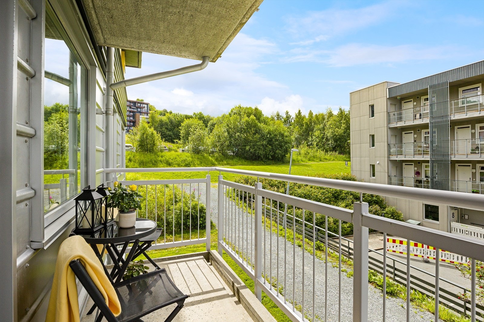 Fra stuen er det direkte utgang til egen vestvendt og overbygd balkong på 5 m². Leiligheten har videre en ypperlig hjørnebeliggenhet med utsikt til blant annet Tyholttårnet og grønne fellesområder. Galleribilde