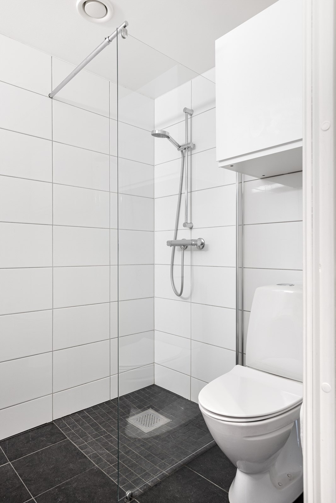 Rommet for velvære er utstyrt med dusjhjørne, mekanisk avtrekk, toalett, servant i skap og hovedstoppeventil i tak. Takstmann har gitt flere punkter på baderom tilstandsgrad 1 i rapport. Galleribilde