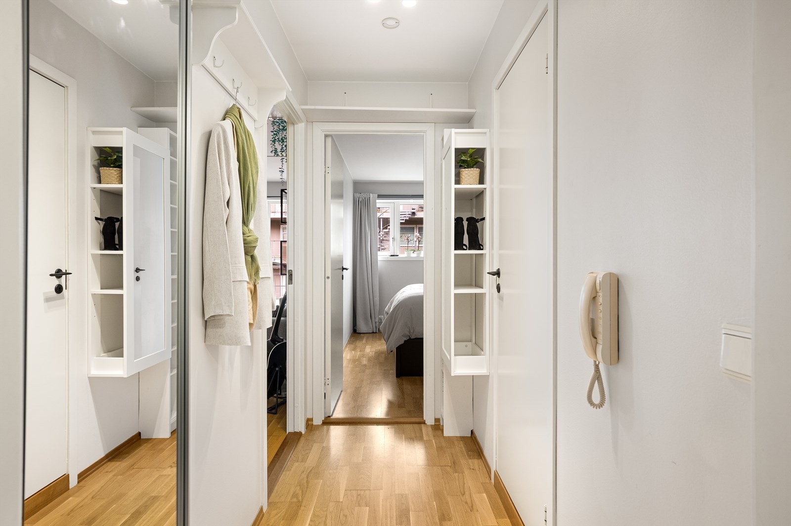 Her kommer man inn en lys entré med plass til hyller og heng for oppbevaring av yttertøy og sko. Hoveddelen har egen privat inngang adskilt fra leilighetens hybeldel. Videre er det en egen bod for hoveddelen i kjeller på 5 m² med god lagringsplass. Galleribilde