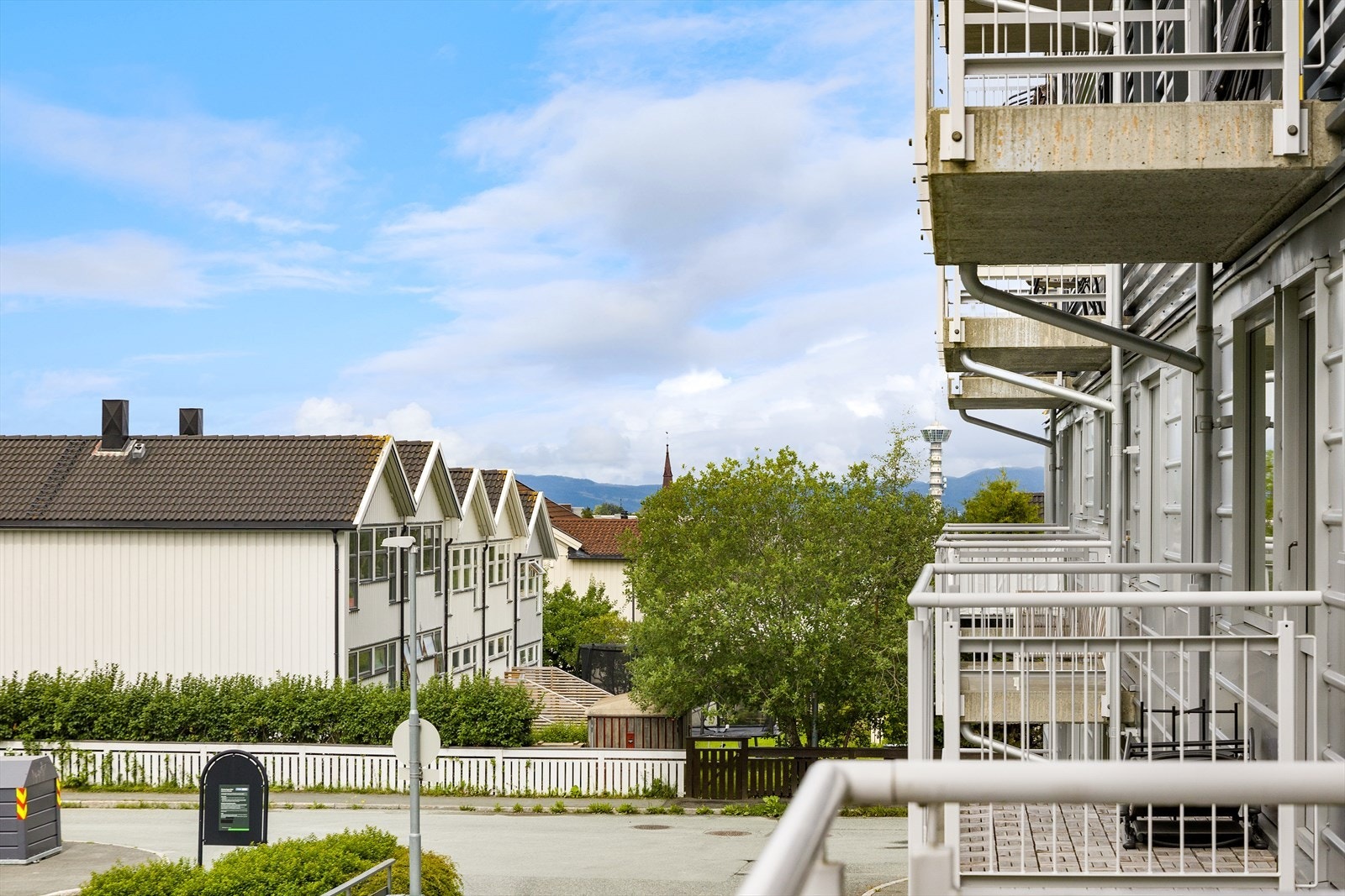 Borettslaget har innleid hjelp til brøyting og strøing om vinter og til hageanlegg i sommersesongen. Her vil du bo i et veldrevet borettslag med fokus på trivsel og godt naboskap. Galleribilde