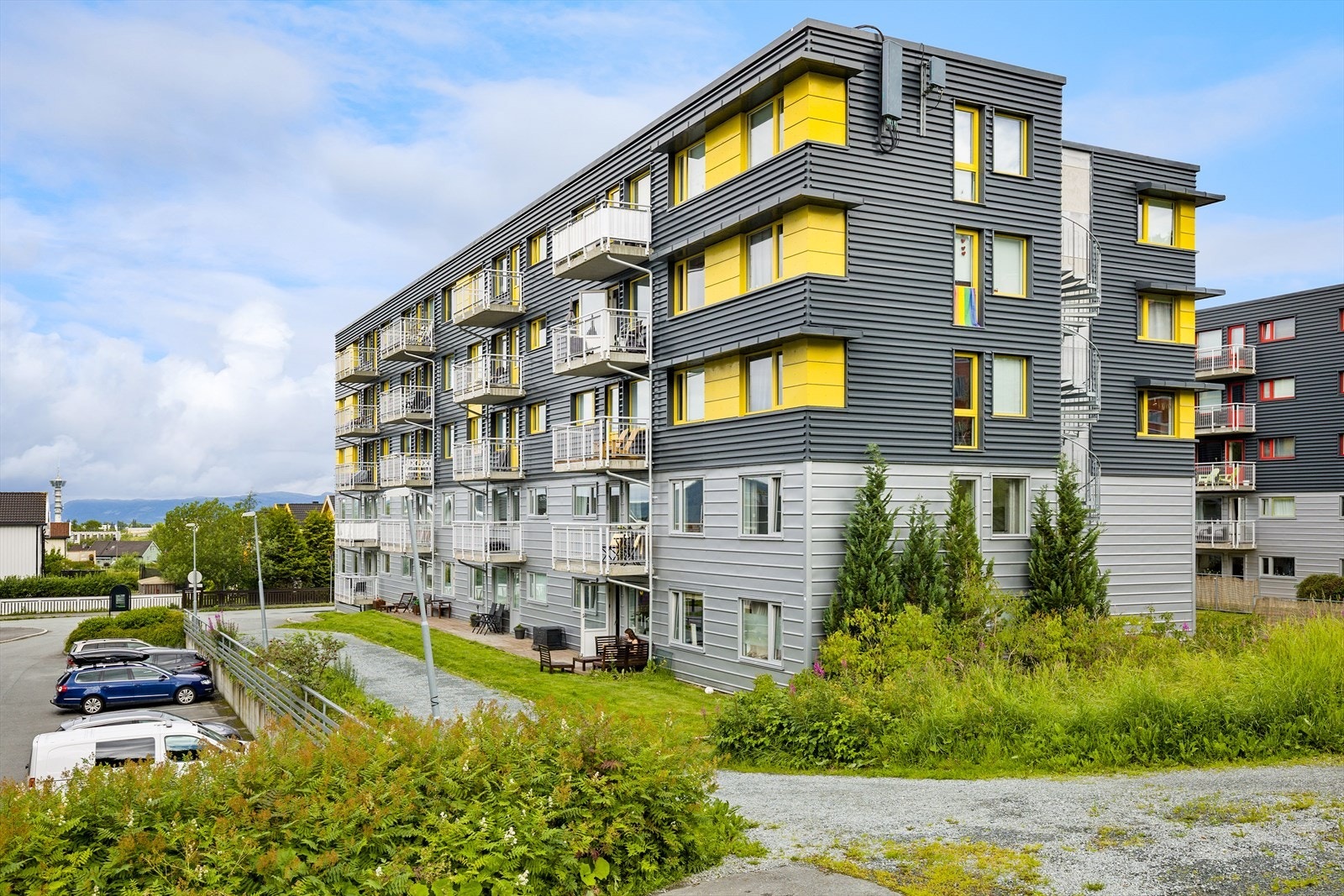 Leiligheten ligger i et pent opparbeidet uteområde med frisk natur og fine fellesområder rundt hjemmet som kan benyttes av store og små. Galleribilde