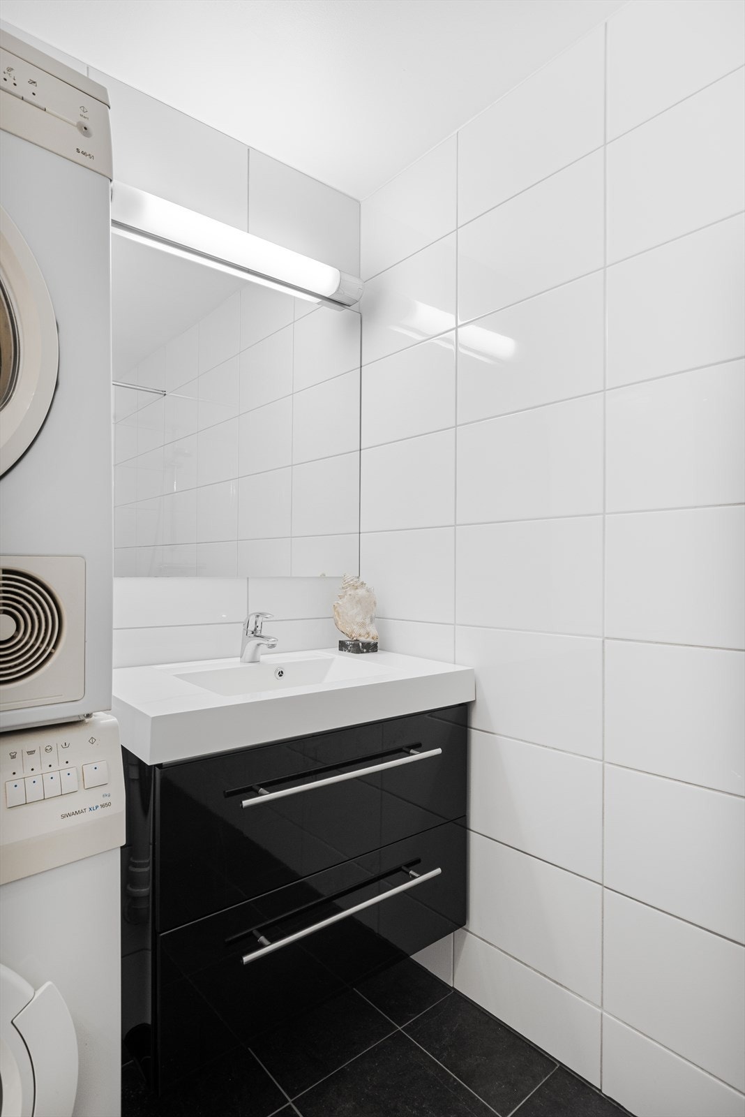 Her er det plass for både vaskemaskin og tørketrommel som kan ved egen avtale med selger stå igjen til en ny eier. Galleribilde