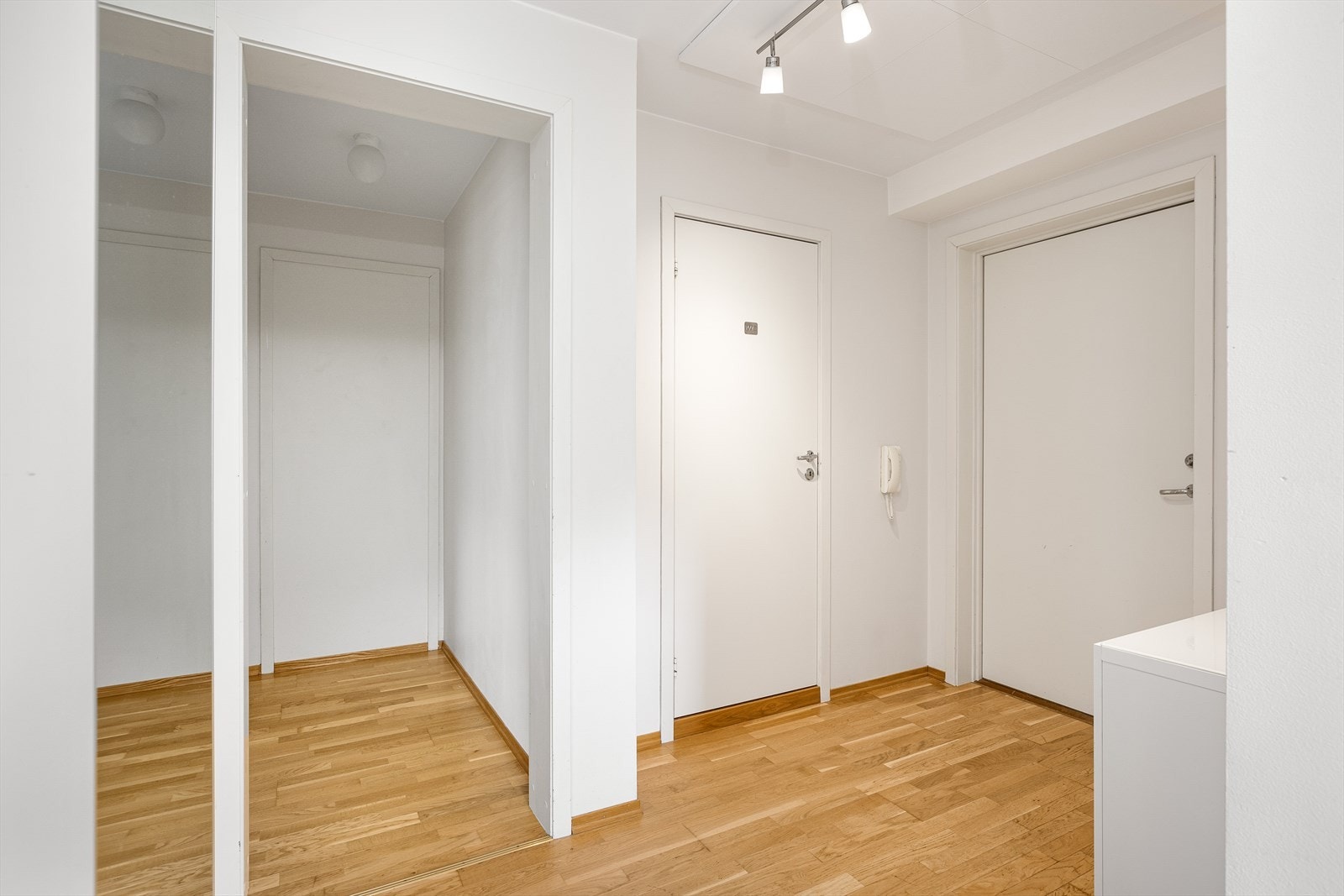 Takstmann har gjennomført en tilstandsvurdering av leiligheten i anledning salg, og har gitt flere punkter tilstandsgrad 1. Trygt og forutsigbart for en ny kjøper. Hver av boenhetene har separate automatiske målere for forbruk av varmtvann og strøm. Galleribilde