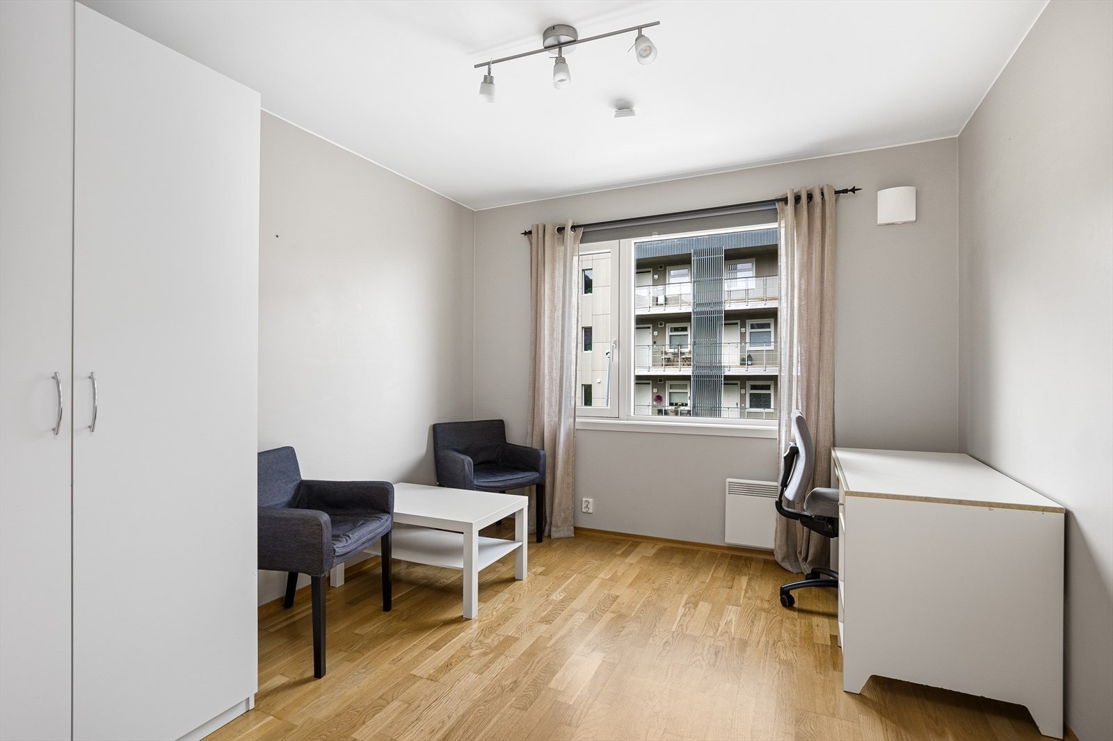 Ett av soverommene kan enkelt benyttes som oppholdsrom med god plass til både sofa, TV-hjørne, skrivepult og annet møblement. Begge rommene får inn godt med naturlig dagslys fra vindusflatene, noe som gir en god romfølelse. Galleribilde