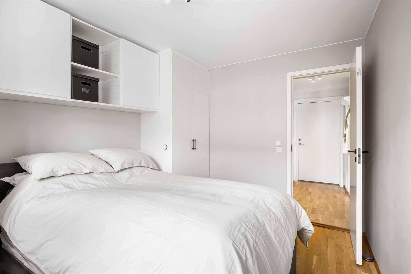 Rommet får inn godt med naturlig dagslys fra vindusflatene og har god plass til dobbeltseng og annet møblement. Galleribilde