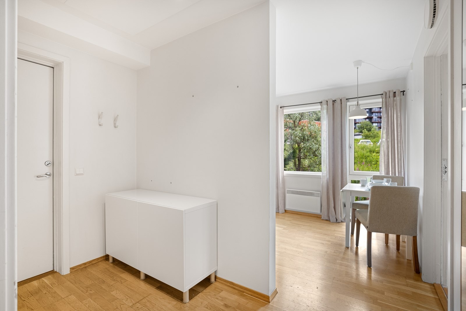 Inngangspartier på 5 m² oppleves som innbydende, og har et praktisk hjørne for en fremtidige garderobeløsning ved behov. Hybeldelen har også tilgang til bodplass i borettslagets kjeller. Galleribilde