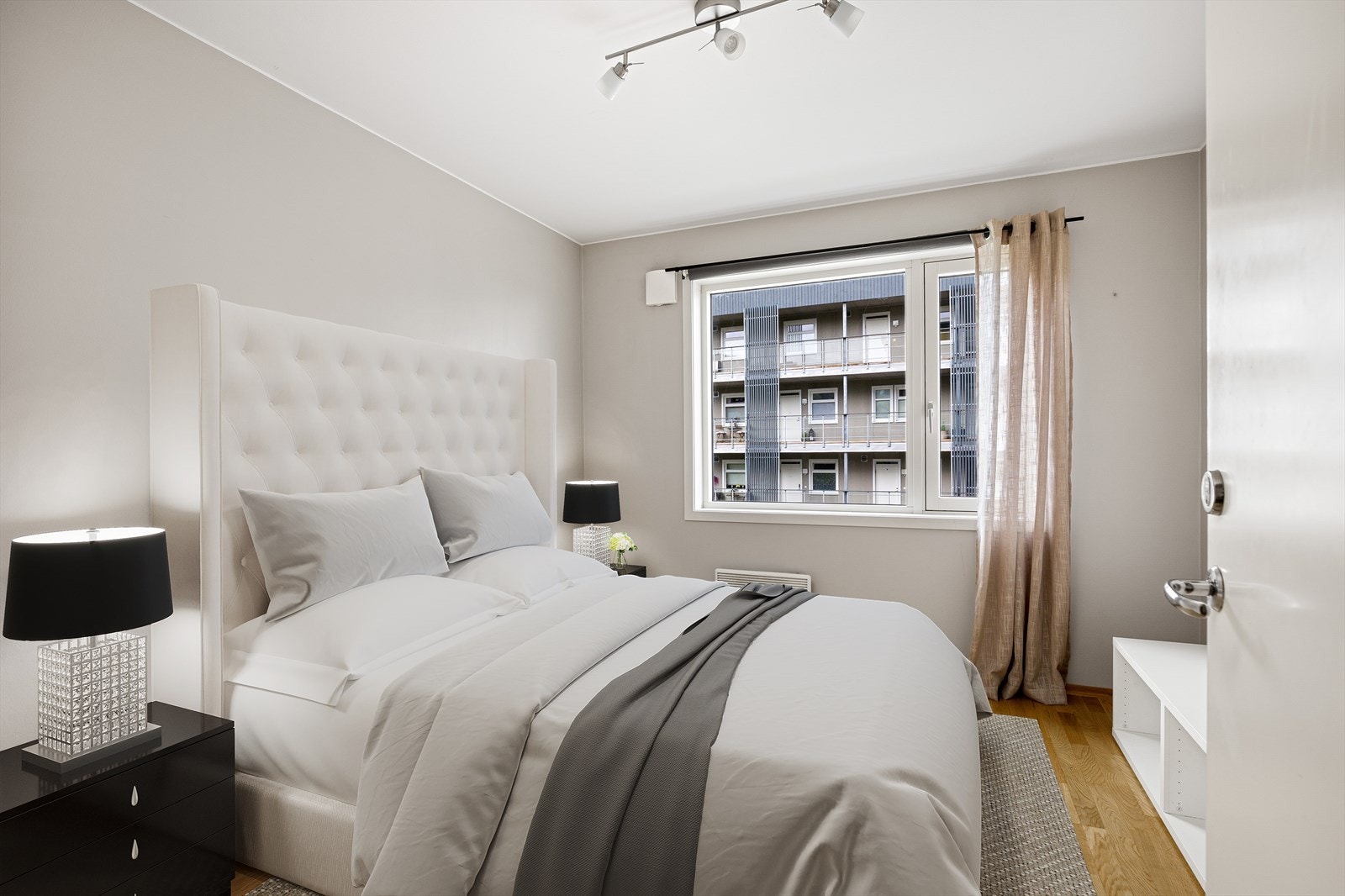 Hybeldelen har to lekre soverom hvor begge er på hele 10 m². Rommene lar seg enkelt innrede med dobbeltseng, nattbord, garderobeskap og skrivepult. Illustrasjonsbilde. Galleribilde