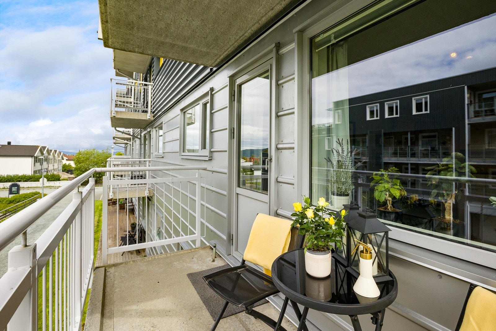 Selger snakker varmt om nabolaget og beskriver det som en rolig og hyggelig boplass som både inkluderer unge par, etablerte og eldre. Et velholdt og trivelig boligområde med lite støy fra omgivelsene rundt. Galleribilde