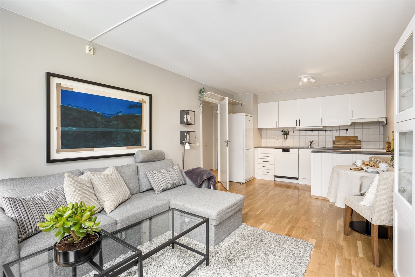 Stuens behagelige areal legger til rette for en koselig sofaseksjon, TV-hjørne og egen spisebordsløsning. De nøytrale fargevalgene er gjennomgående i hele boligen, og gjør det enkelt å sette sitt eget preg på interiøret. Galleribilde