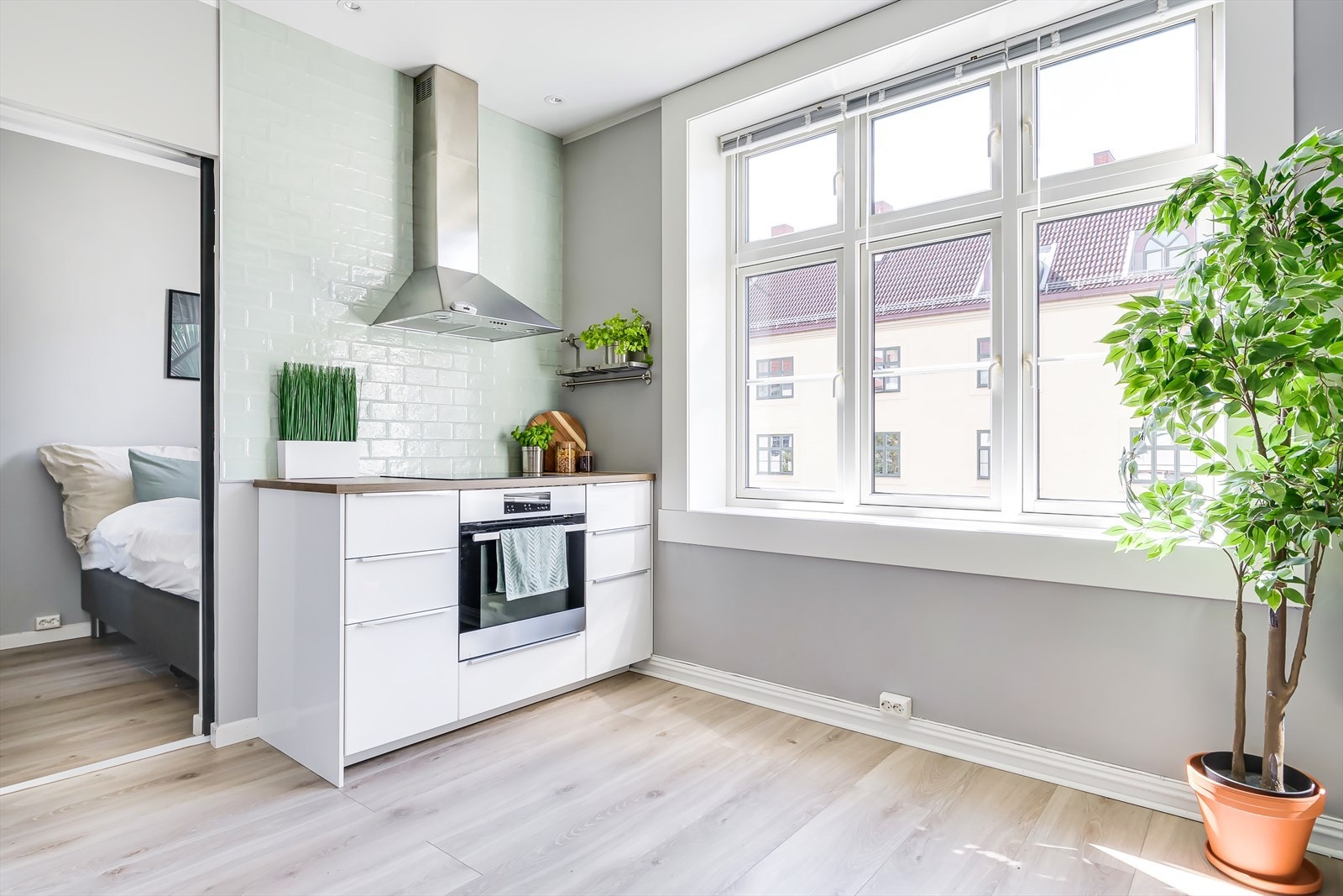De store vinduene på kjøkkenet slipper inn rikelig med naturlig lys. Her kan du lage mat og se utover nabolaget. Galleribilde
