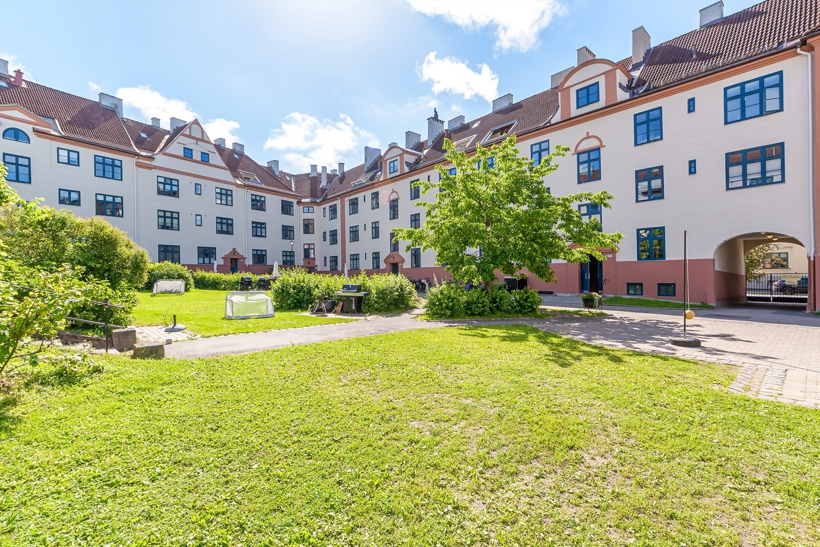 Bakgården er dekke av flott gressplener og et rikt planteliv. Galleribilde
