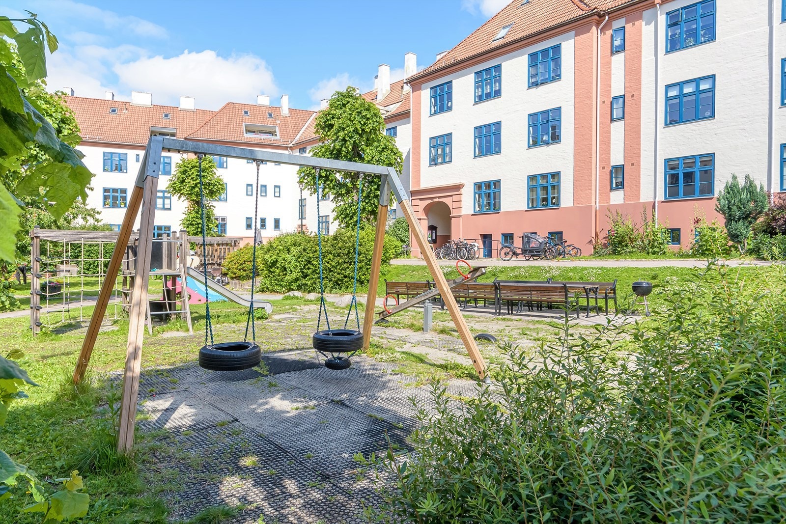 I bakgården er det flere flotte lekeapparater for barn og unge. Galleribilde