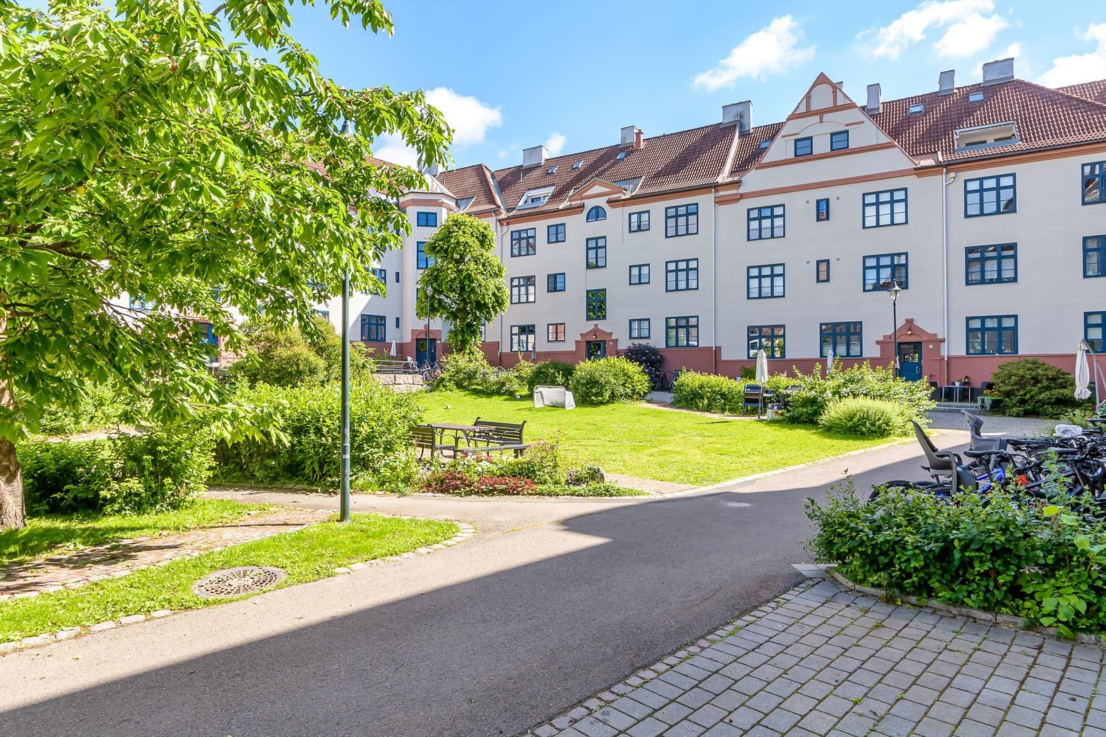 Leiligheten er en del av historiske Torshovbyen, tegnet av Harald Hals og oppført av Oslo Kommune på begynnelsen av 1920-tallet Galleribilde