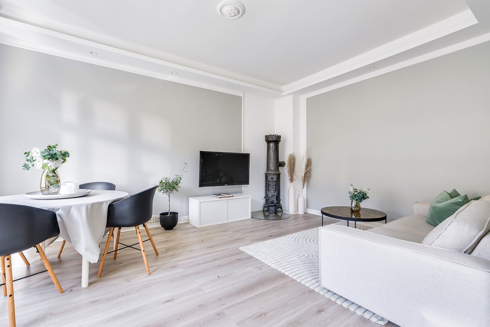 Romslig og lys stue med rosett, en-stavs gulv og downlights i taket. Her er det god plass til sofa, tv-møbler og spisebord. Galleribilde