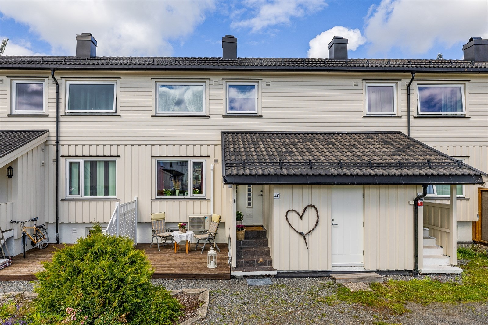 Terrasse i treverk ca 10 m2 utenfor inngangsparti. Galleribilde