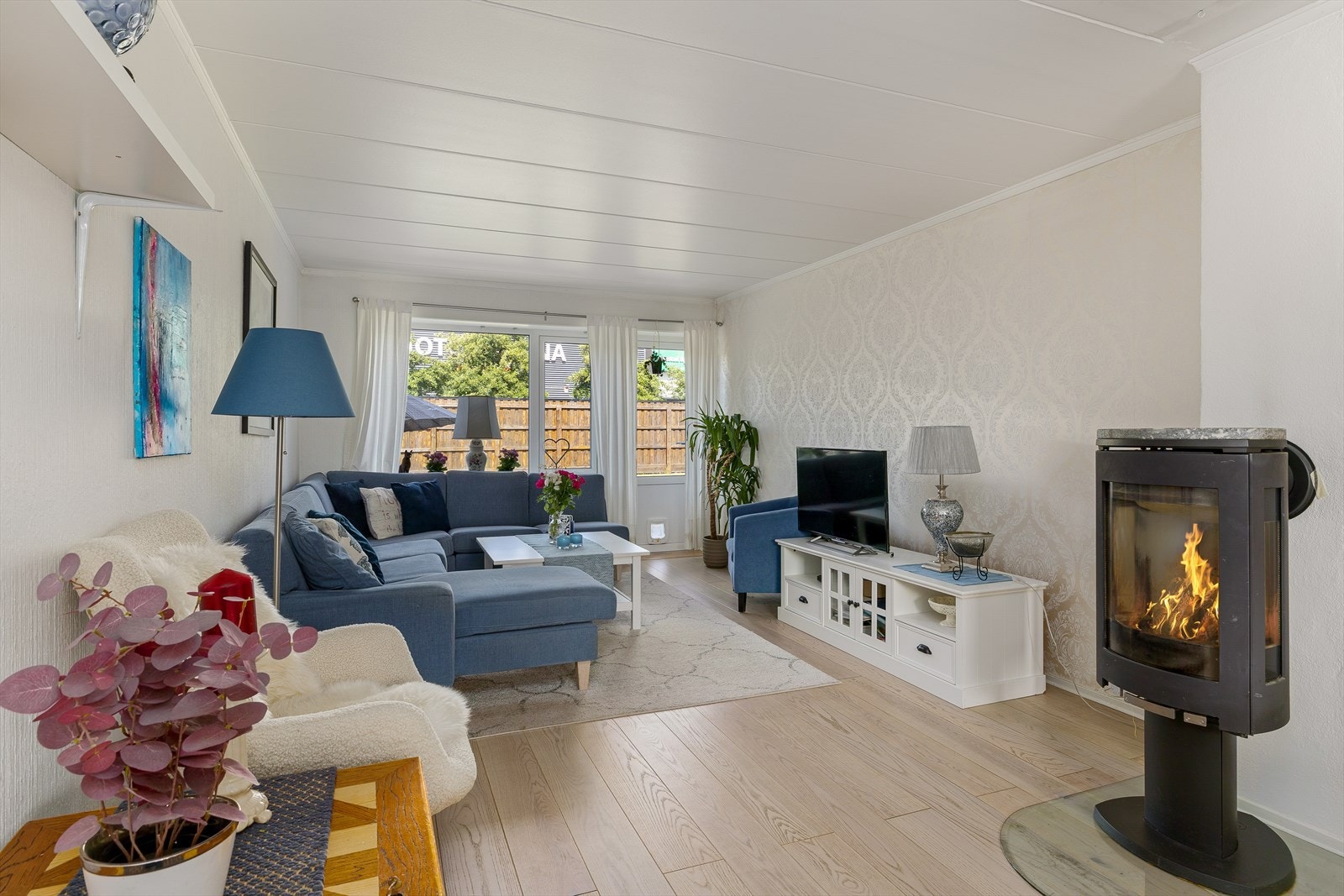 Hyggelig peisovn sentralt plassert i stuen. Galleribilde