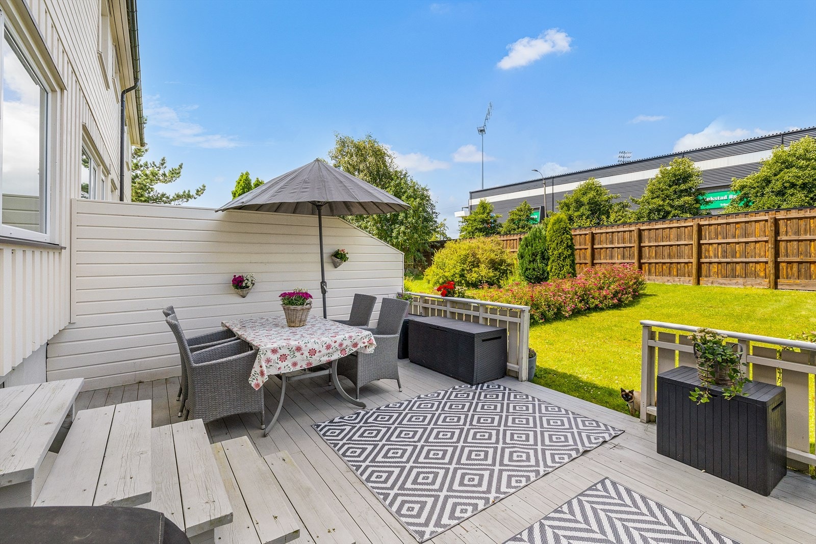 Flott plass til å sitte skjermet å nyte sene kvelder. Galleribilde