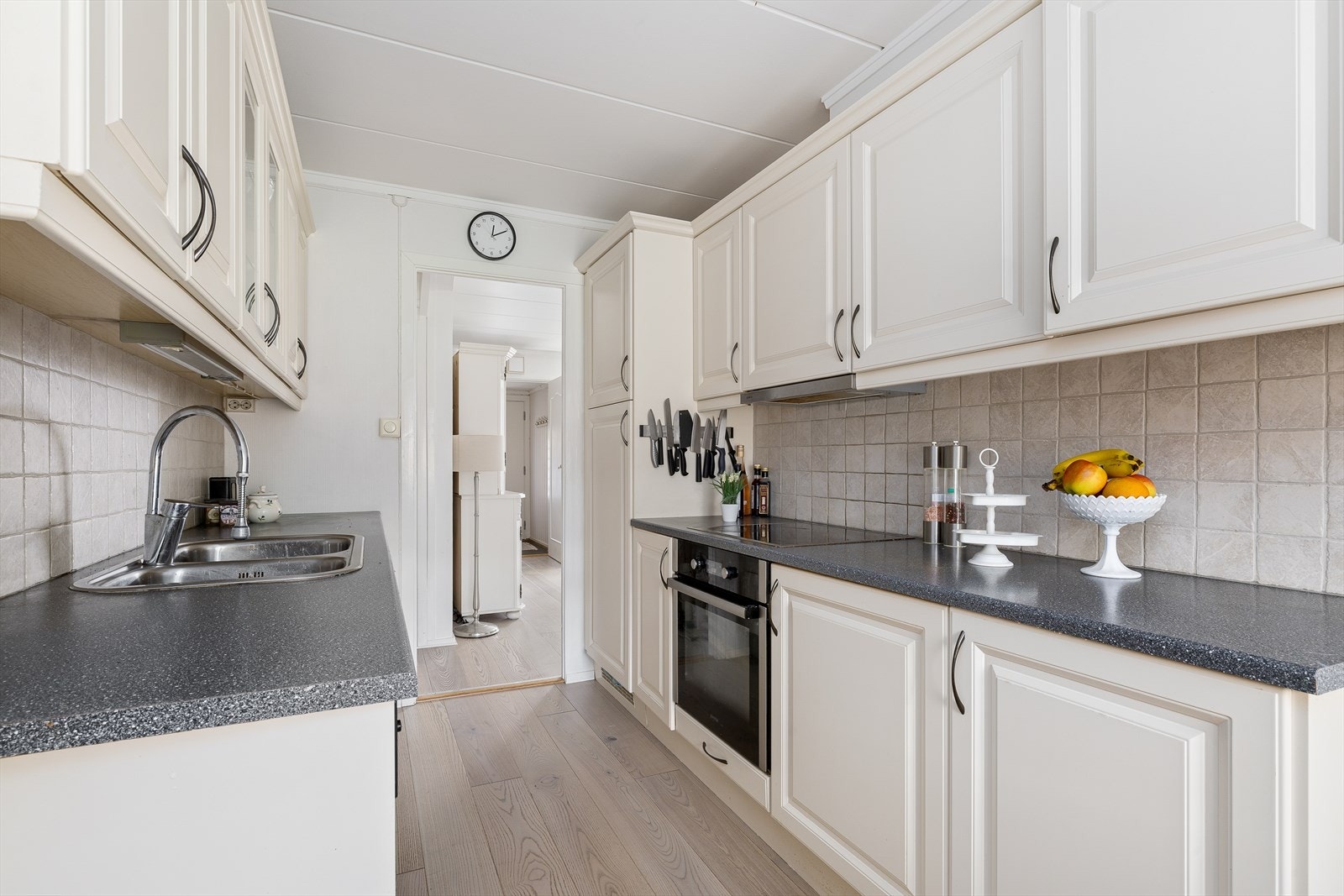 Kjøkkenet har et klassisk og pent design, med gode benkflater og rikelig med oppbevaring. Galleribilde