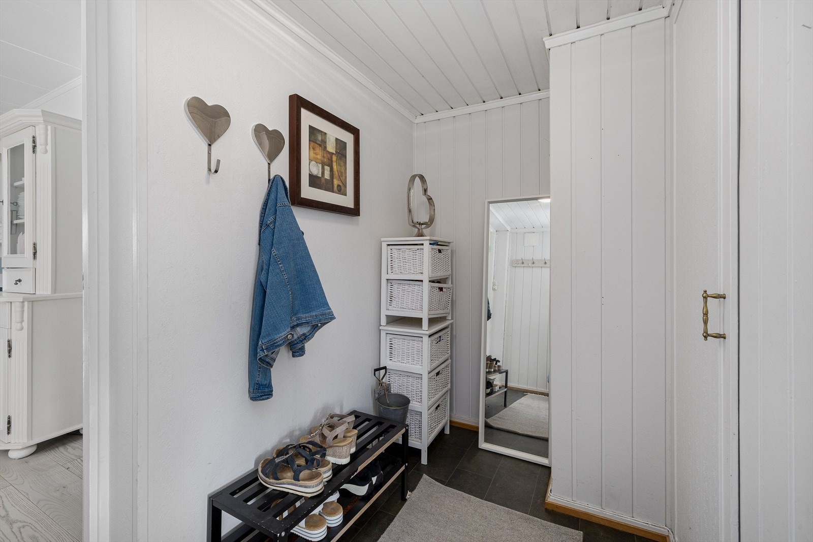 Første med boligen er en lys og delikat entrè. Galleribilde