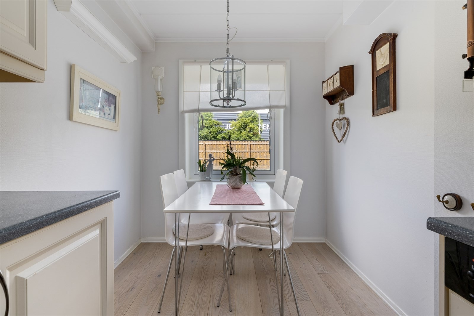 Koselig spiseplass på kjøkkenet. Galleribilde