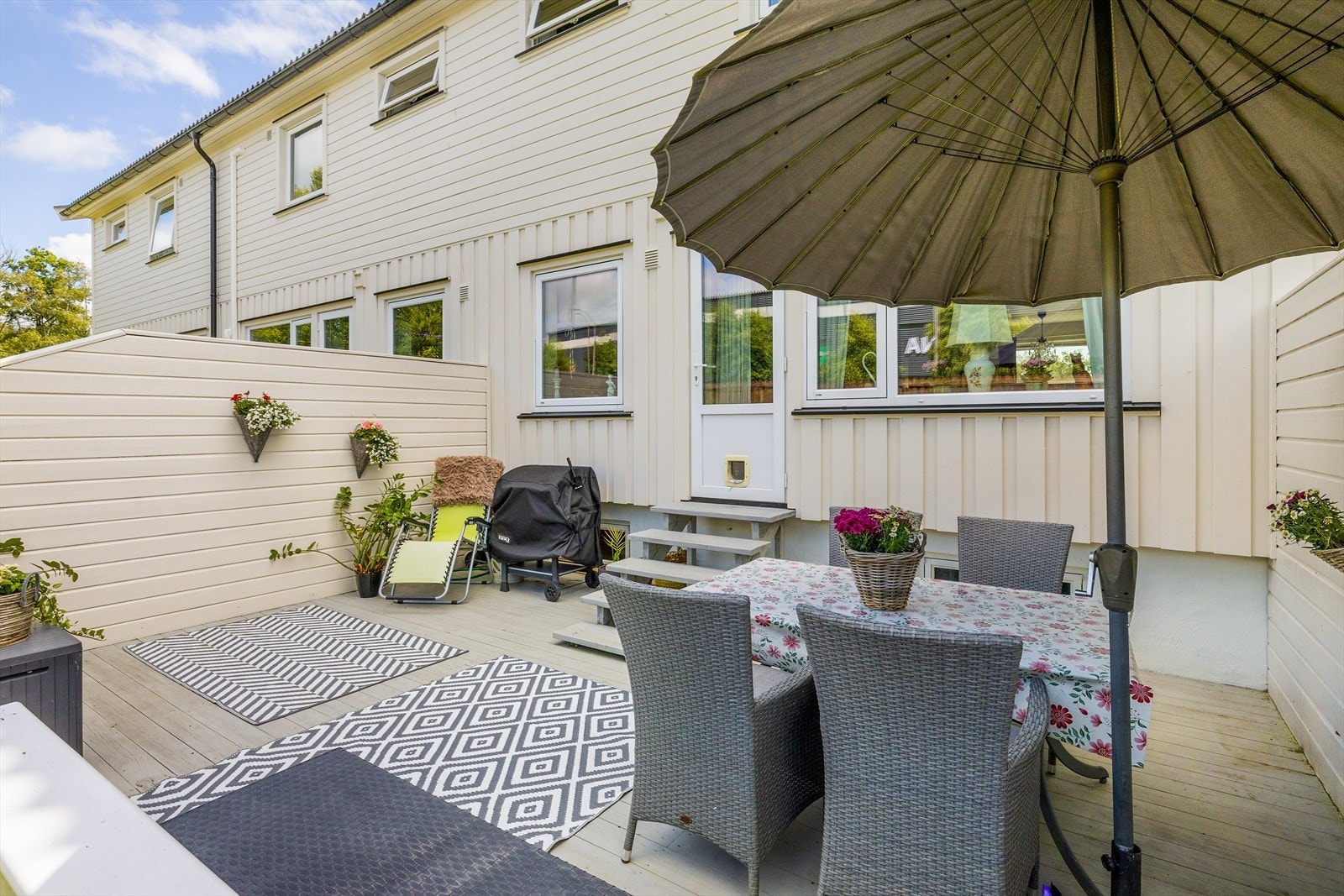 Det er opparbeidet nylig en helt nydelig, solrik og skjermet terrasse på 25 kvm. Galleribilde