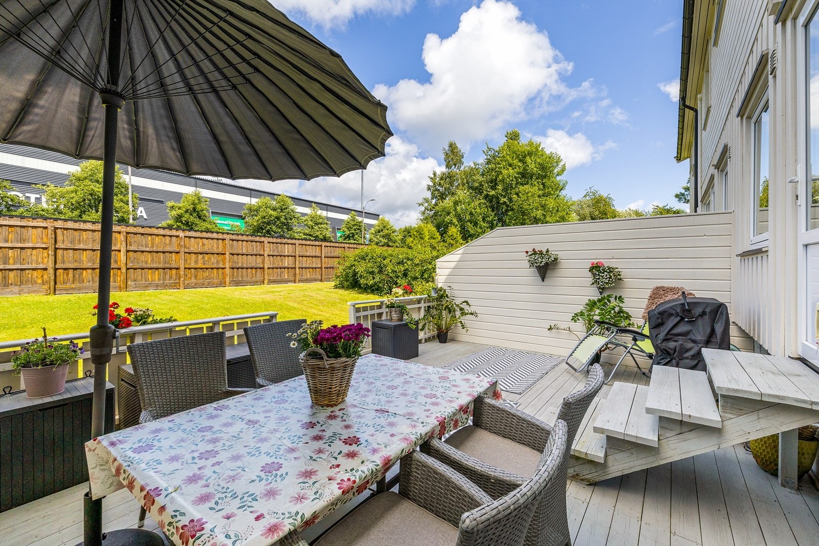 Fantastisk flott tomt med solrike, flotte uteplasser. Galleribilde