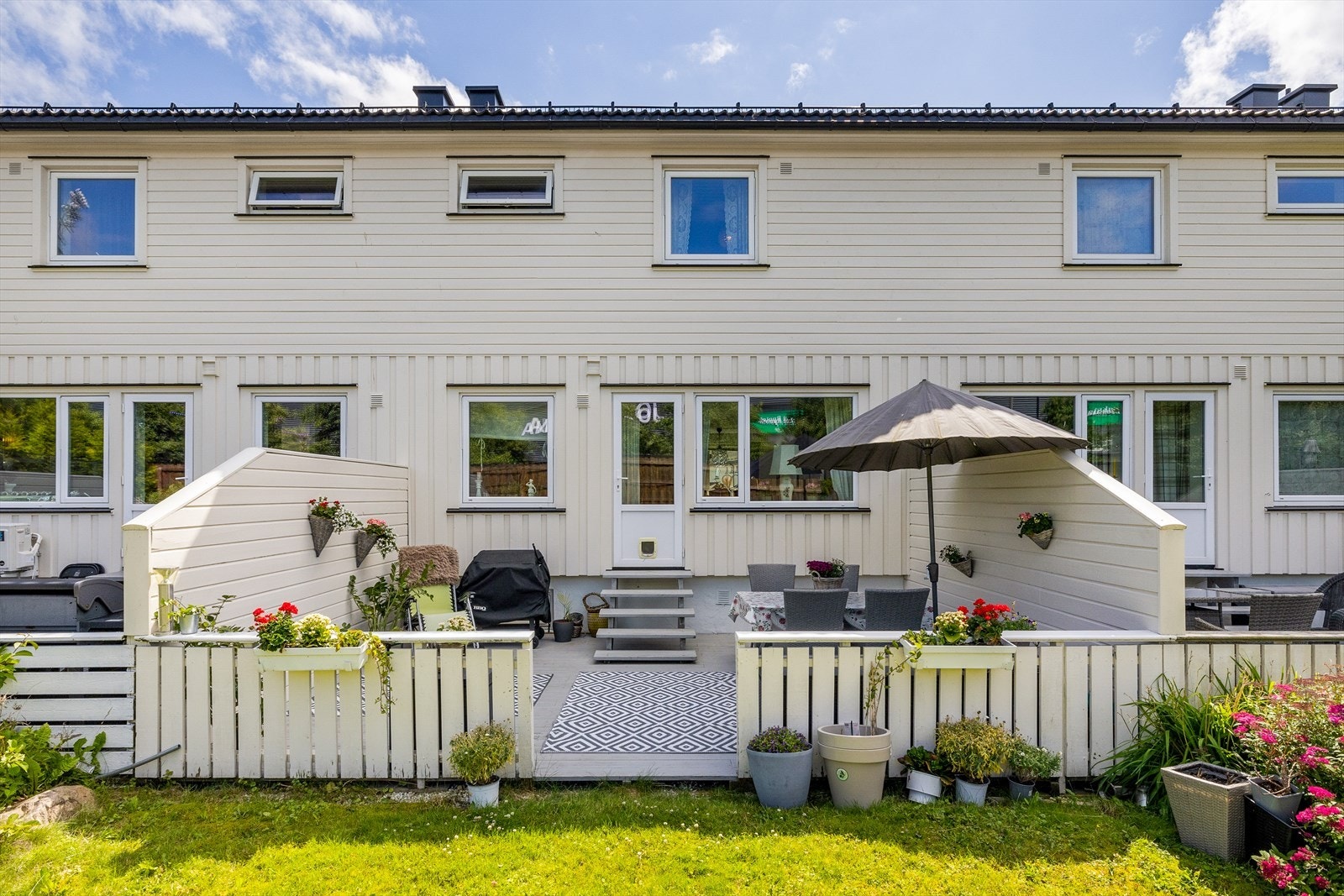 Nydelig hage med drømmeterrasse beliggende på en særdeles flott og solrik tomt. Galleribilde