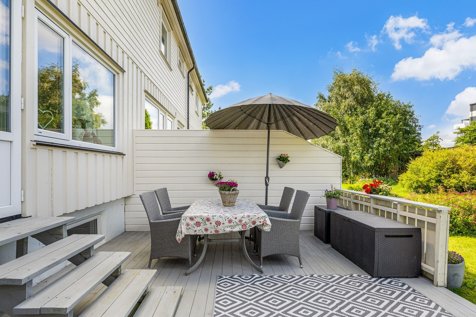 Dette er virkelig en plass man kan sitte å nyte både blomster, stemning og sol. Galleribilde