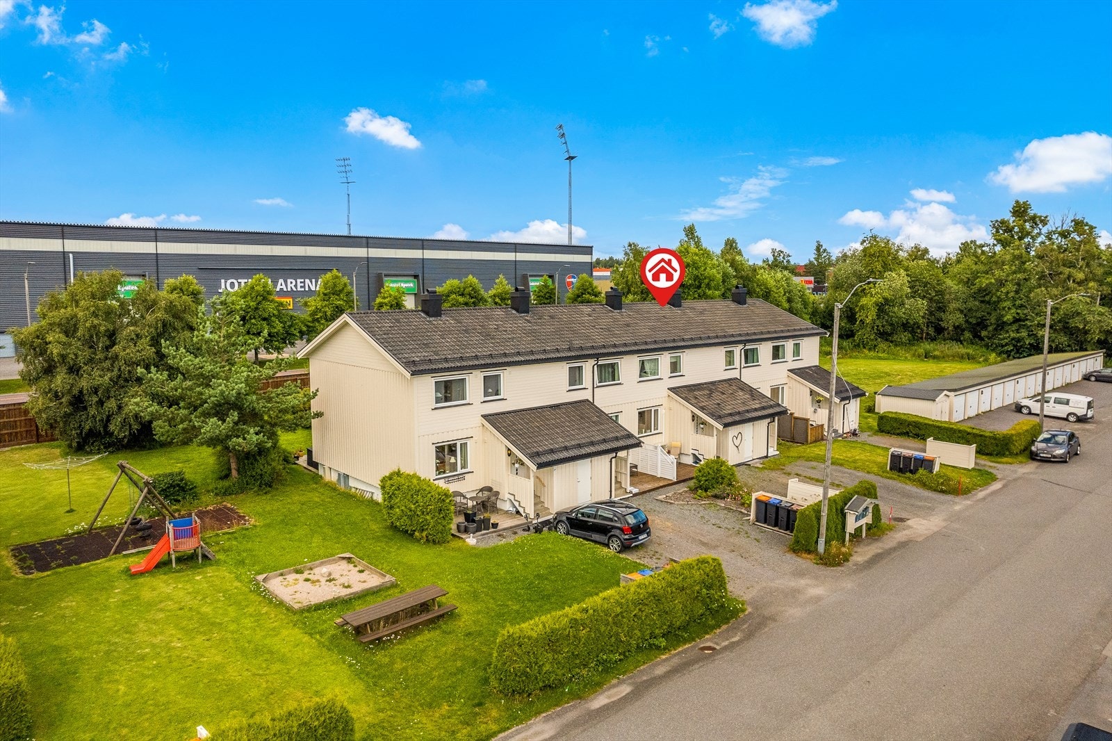 Pen tomt med solrike, flotte og ikke minst usjenerte uteplasser på begge sider av boligen. Galleribilde