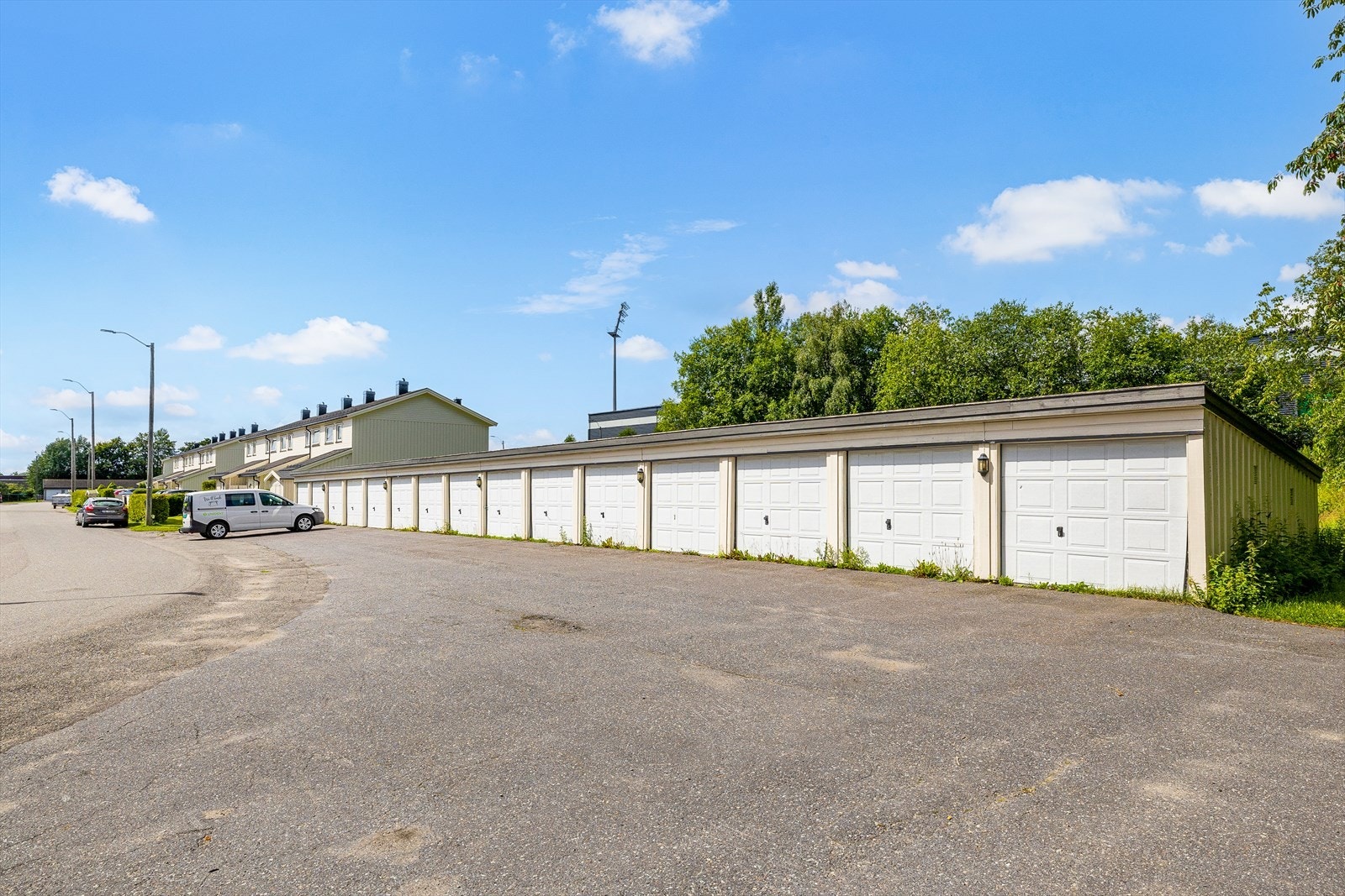 Det medfølger en garasje på fellesarealet. Parkering ellers etter borettslagets bestemmelser. Galleribilde