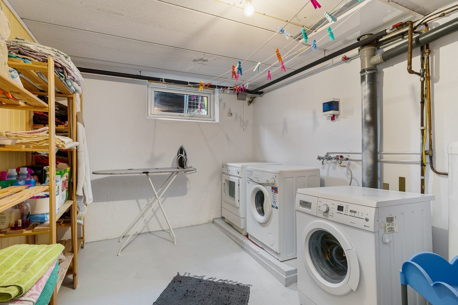 Vaskerom med malt murgulv og malte murvegger. Siporexelementer i himling. opplegg for vaskemaskin og tørketrommel. Galleribilde