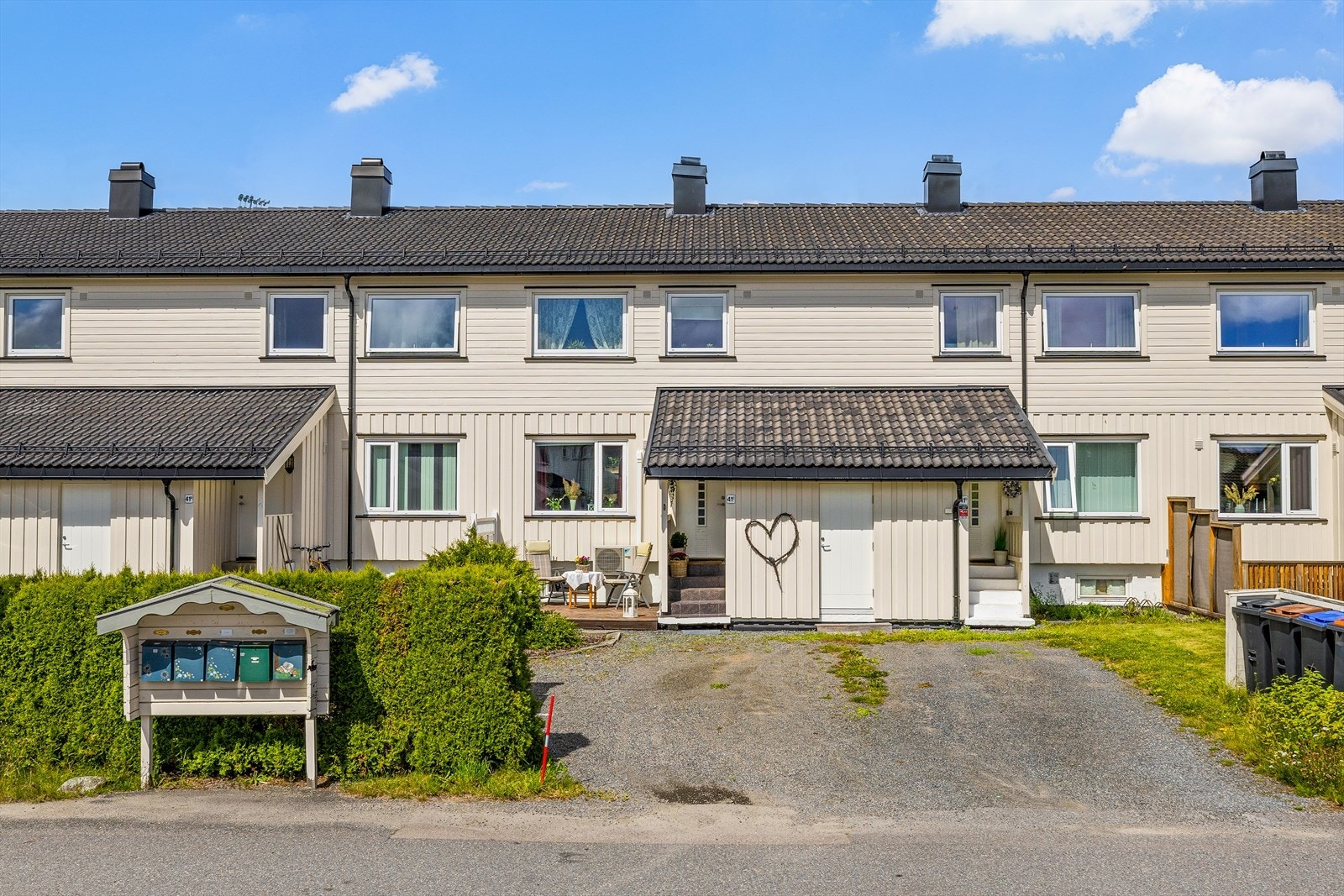 Det er mulighet å parkere bilen ved inngangspartiet. Her kan man også installere el-bil lader. Galleribilde