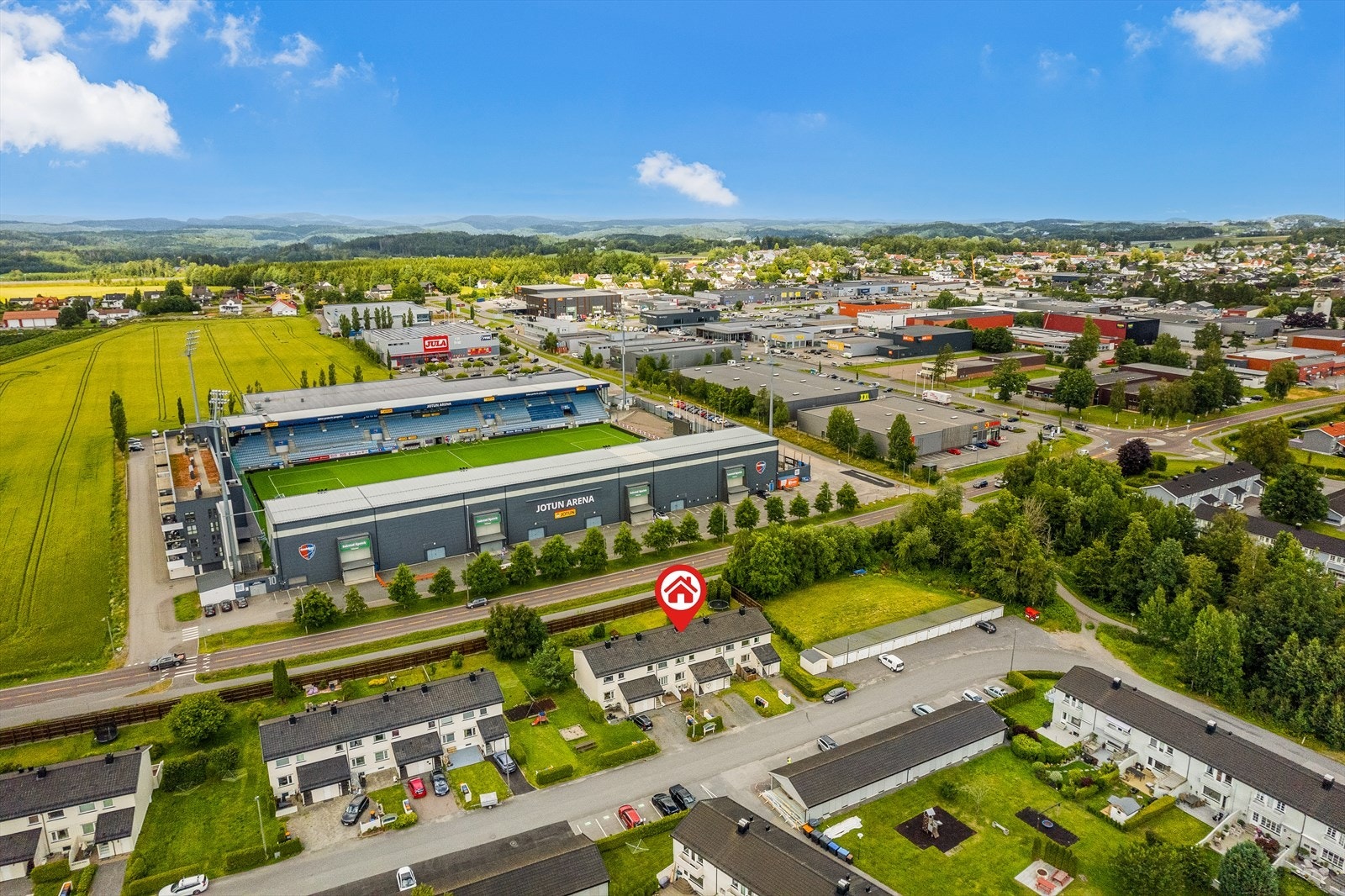 Denne boligen passer til alle aldersgrupper mye på grunn av beliggenheten. Her er det mulighet for de aller yngste til de aller eldste til å skape seg et godt og koselig hjem i et område som har alt. Galleribilde