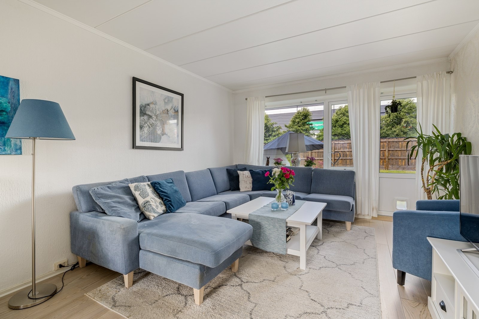 Store vindusflater slipper inn godt med naturlig lys. Galleribilde