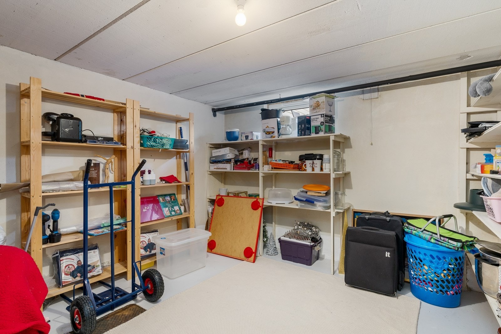 Romslig bod i kjelleren. Galleribilde