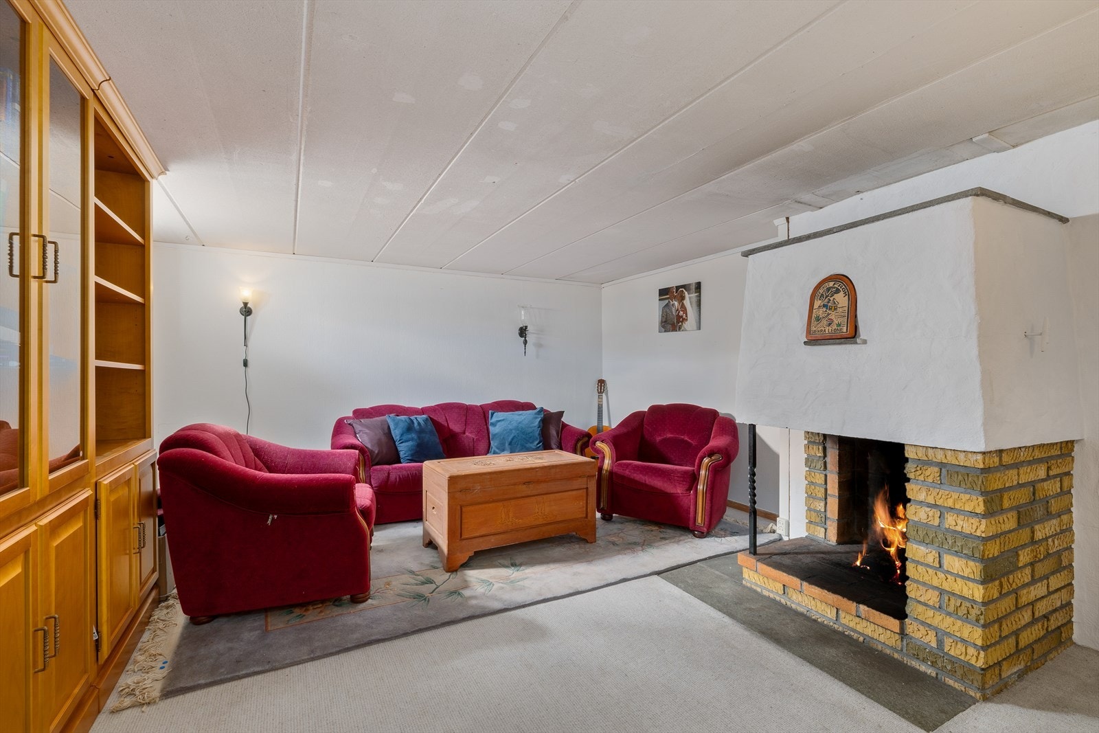 Kjellerstuen ligger herlig skjermet fra hjemmets øvre hovedoppholdssoner. Galleribilde