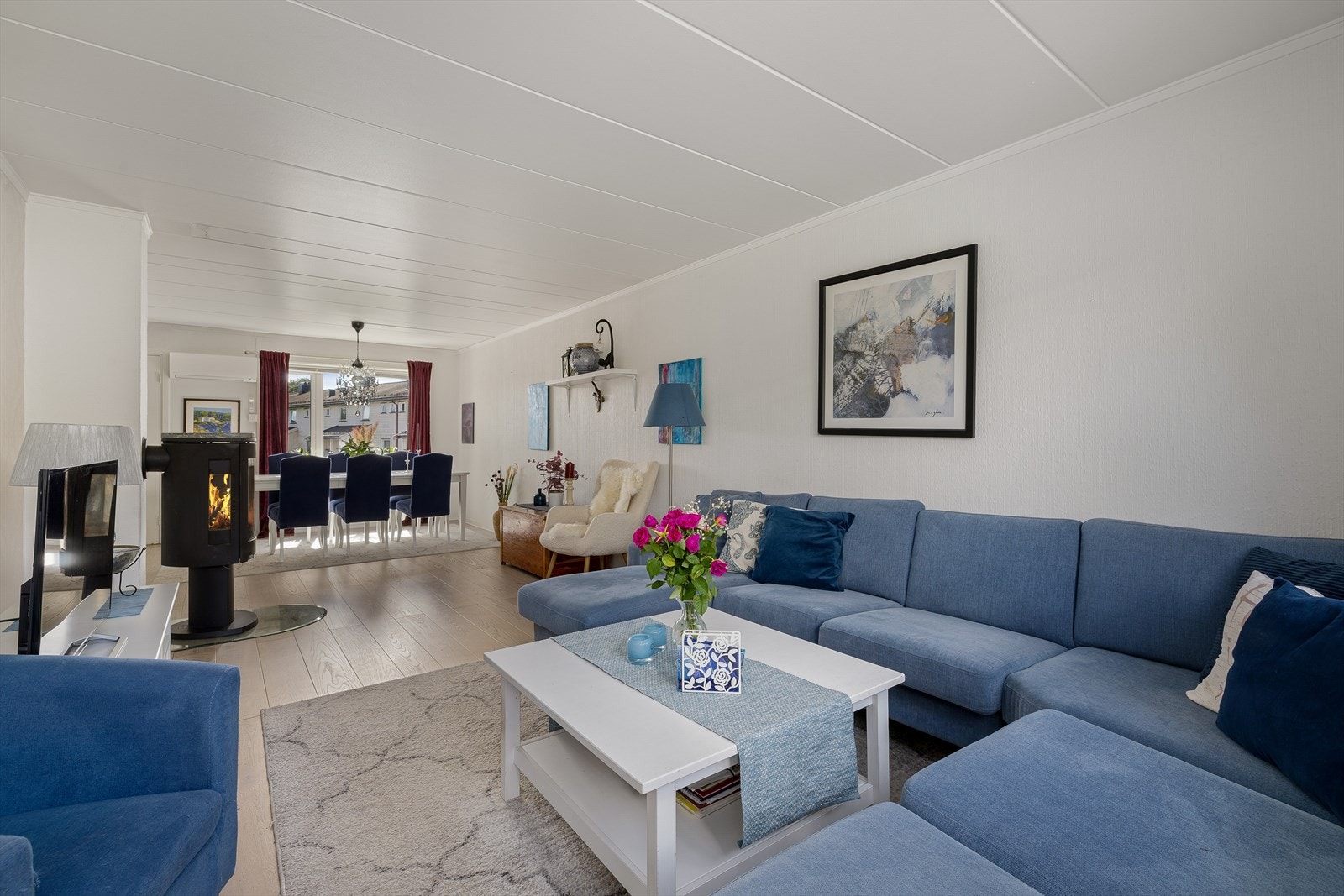 Stuen er delikat og romslig hvor store vindusflater, masse lys og herlig romfølelse dominerer inntrykkene. Galleribilde