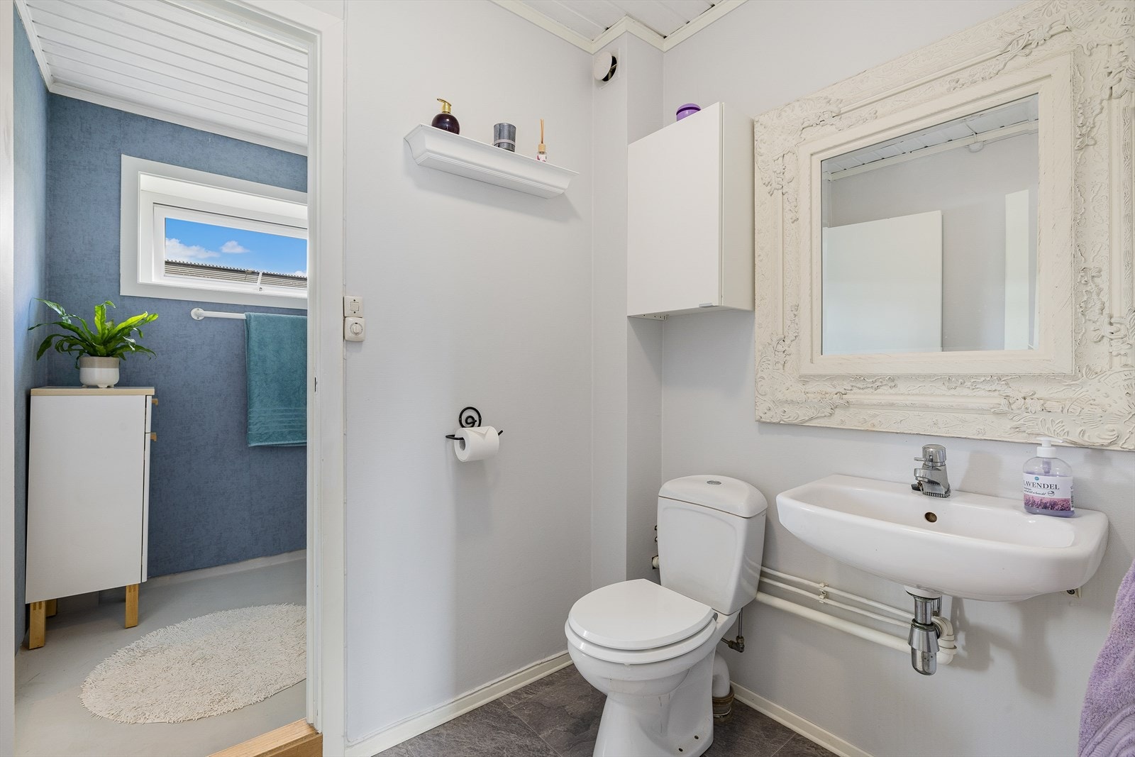 Toalettrom med gulvbelegg og malte flater. Innredet med toalett og servant. Galleribilde