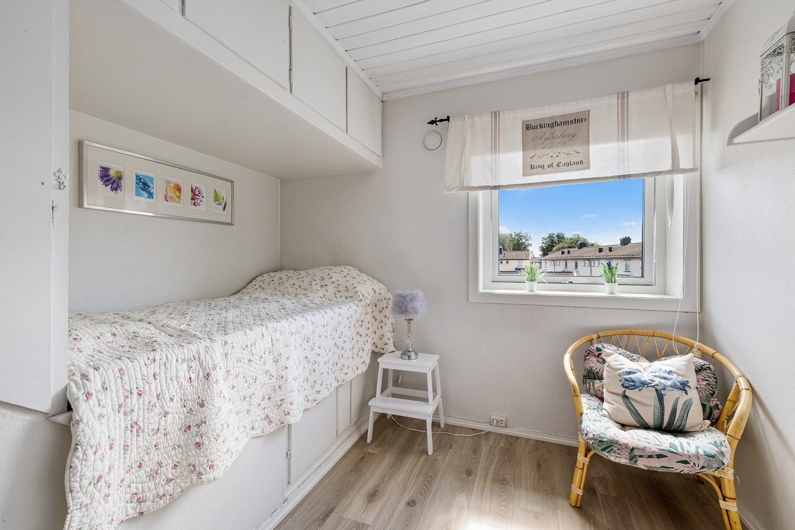 God utnyttelse av rommet ved å sette skaper rundt sengen. Galleribilde