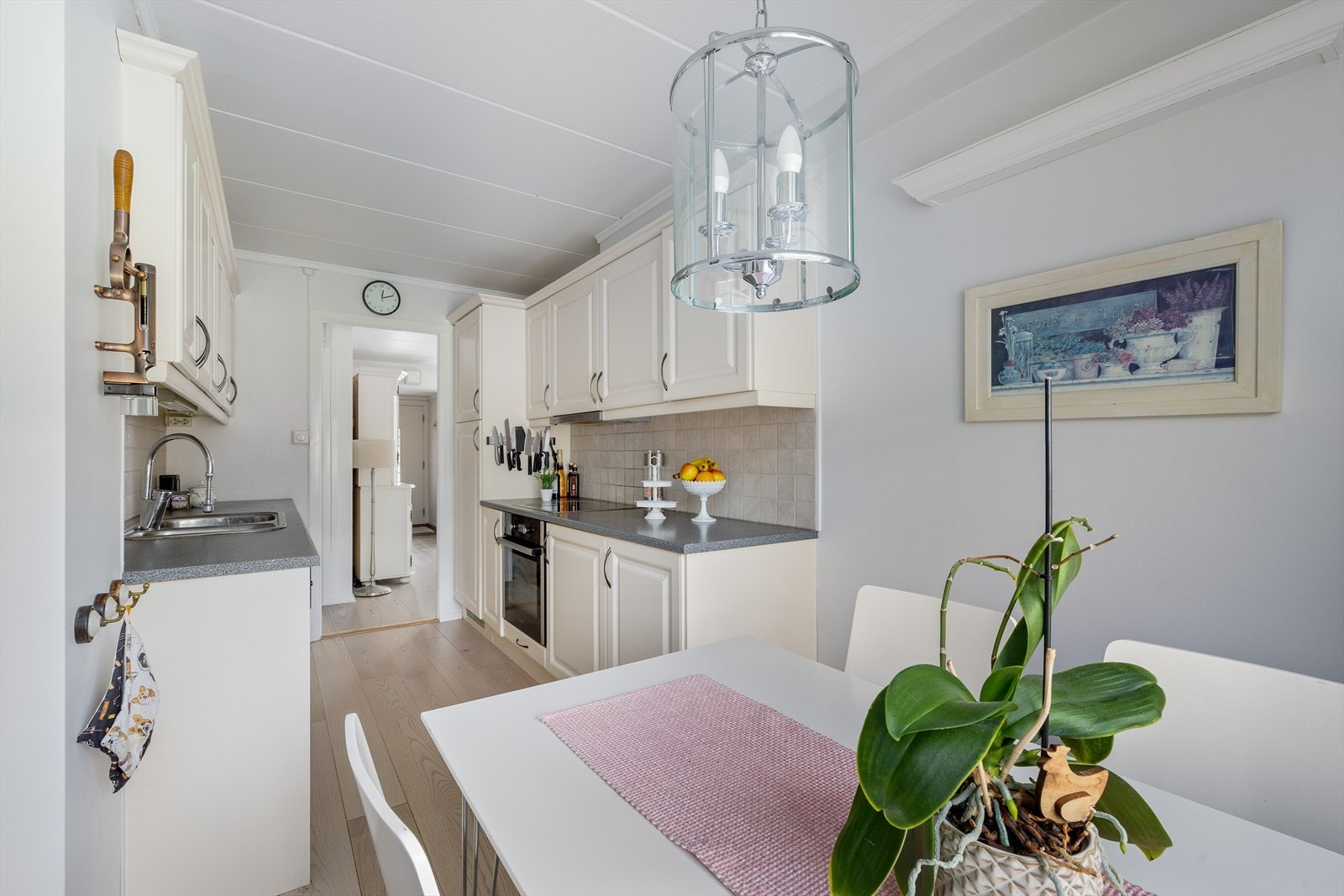 Kjøkkenet er et imponerende innholdsrikt rom. Galleribilde