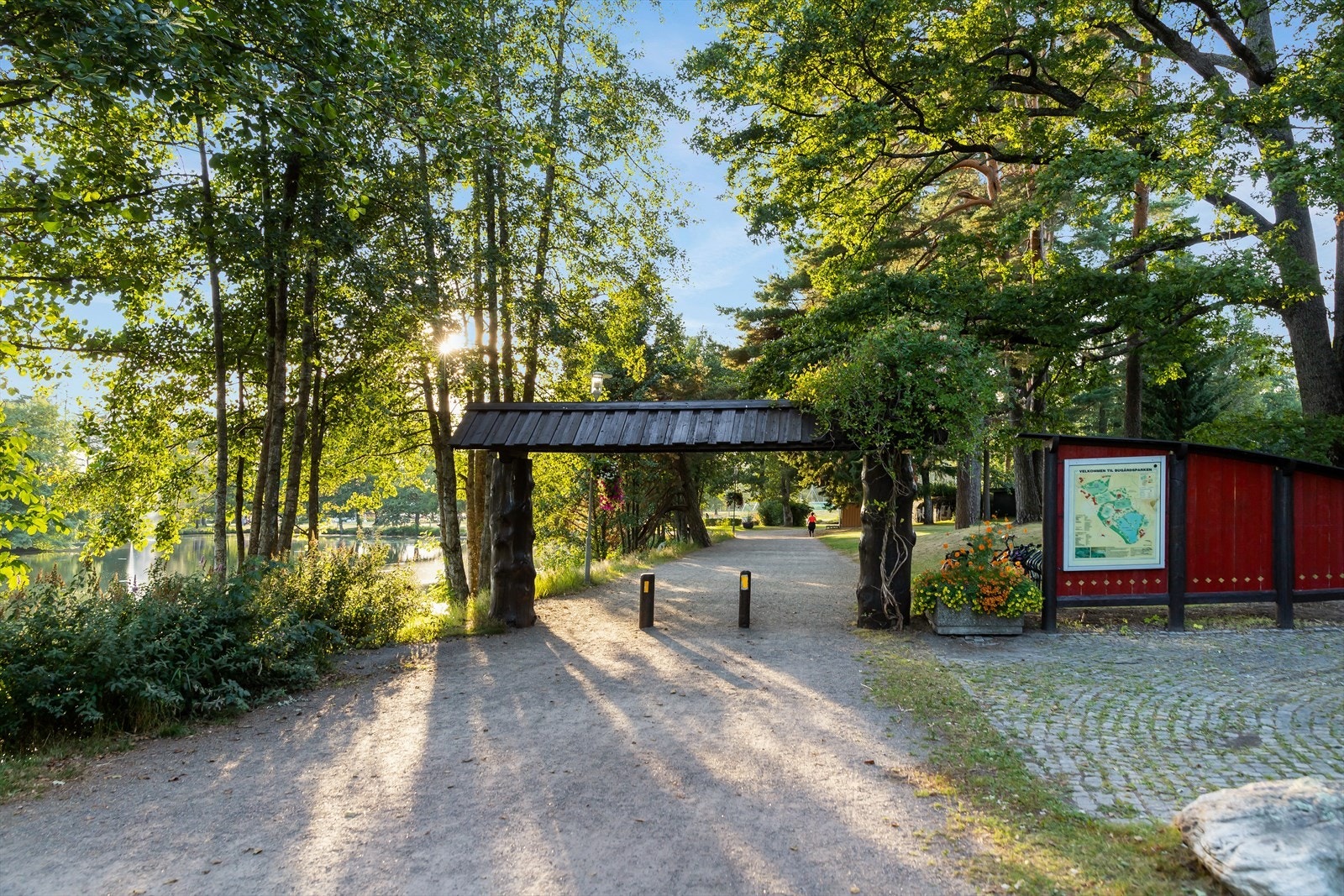 Populære Bugårdsparken ligger rett over gaten fra
leiligheten, med nærliggende svømmehall, fotballbaner, tennishall, skøytebane og ishall, samt opplyste turstier. Galleribilde