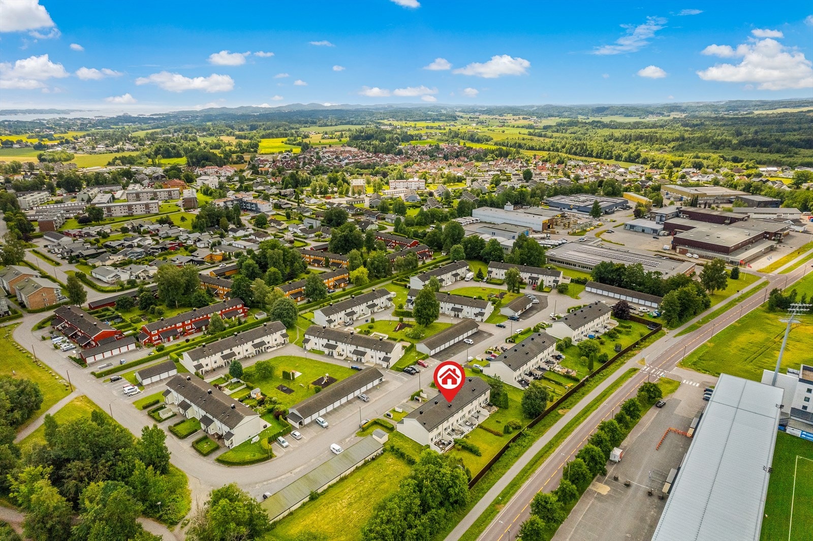 Boligen ligger fint til i et sentralt område med gangavstand til det du måtte trenge i hverdagen Galleribilde