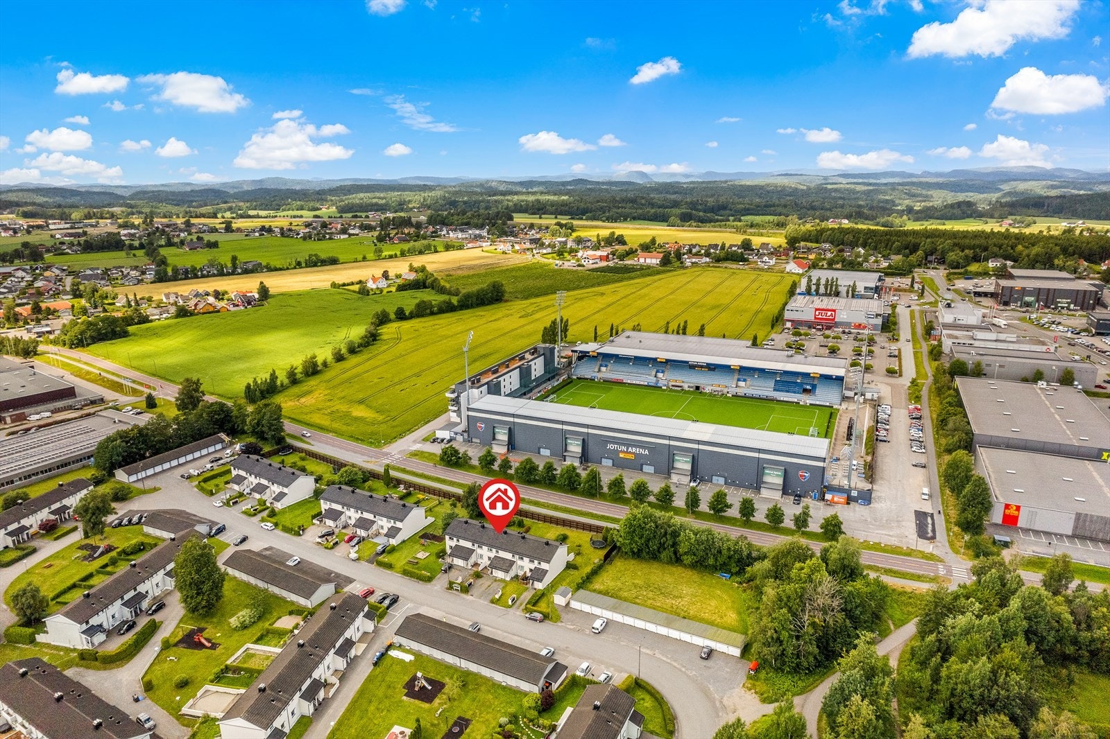 Det er flere nærliggende dagligvare butikker. Det er både Meny på Komplett stadion og ved Sandefjord videregående, Coop extra langs Krokemoaveien og Rema 1000 på Pindsle. Galleribilde