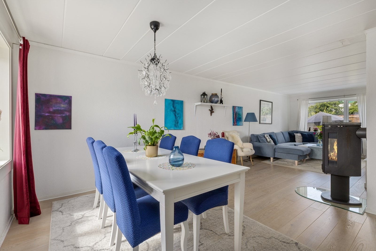 Den mest naturlige plasseringen av hjemmets spisestue er det plass til stort langbord hvor man kan samle familie og venner til hyggelig samvær. Galleribilde