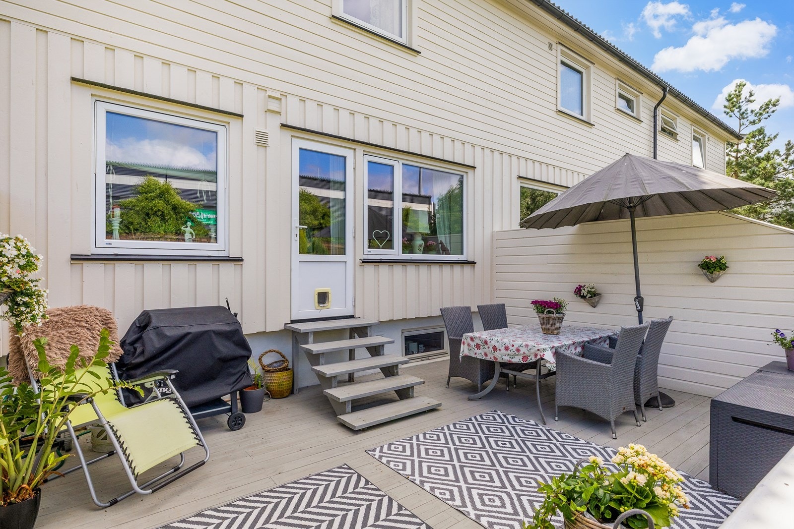 Eiendommen er solrik og dette gjenspeiler seg i eiendommens flotte og ikke minst usjenerte uteplasser. Galleribilde