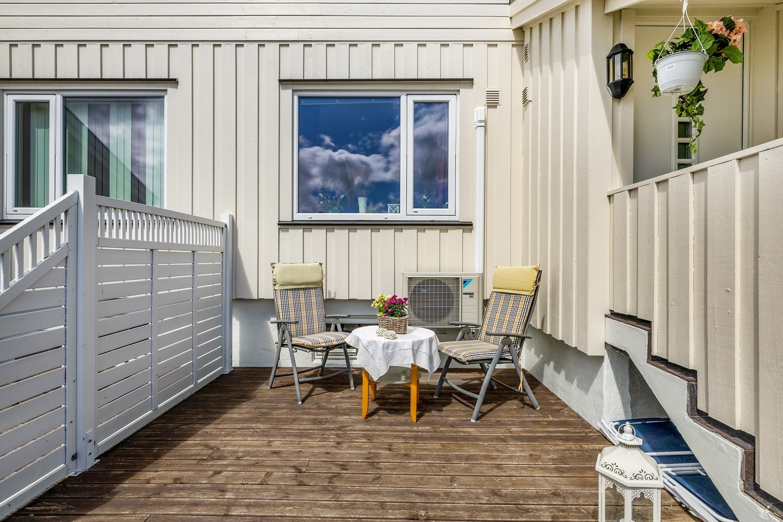 Hyggelig uteplass også ved inngangspartiet. Galleribilde